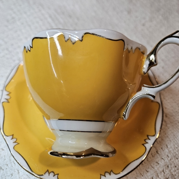 Royal Albert Teacup and Saucer YELLOW GOLD Pattern/Trim Flowers RARE Vintage - Picture 5 of 15